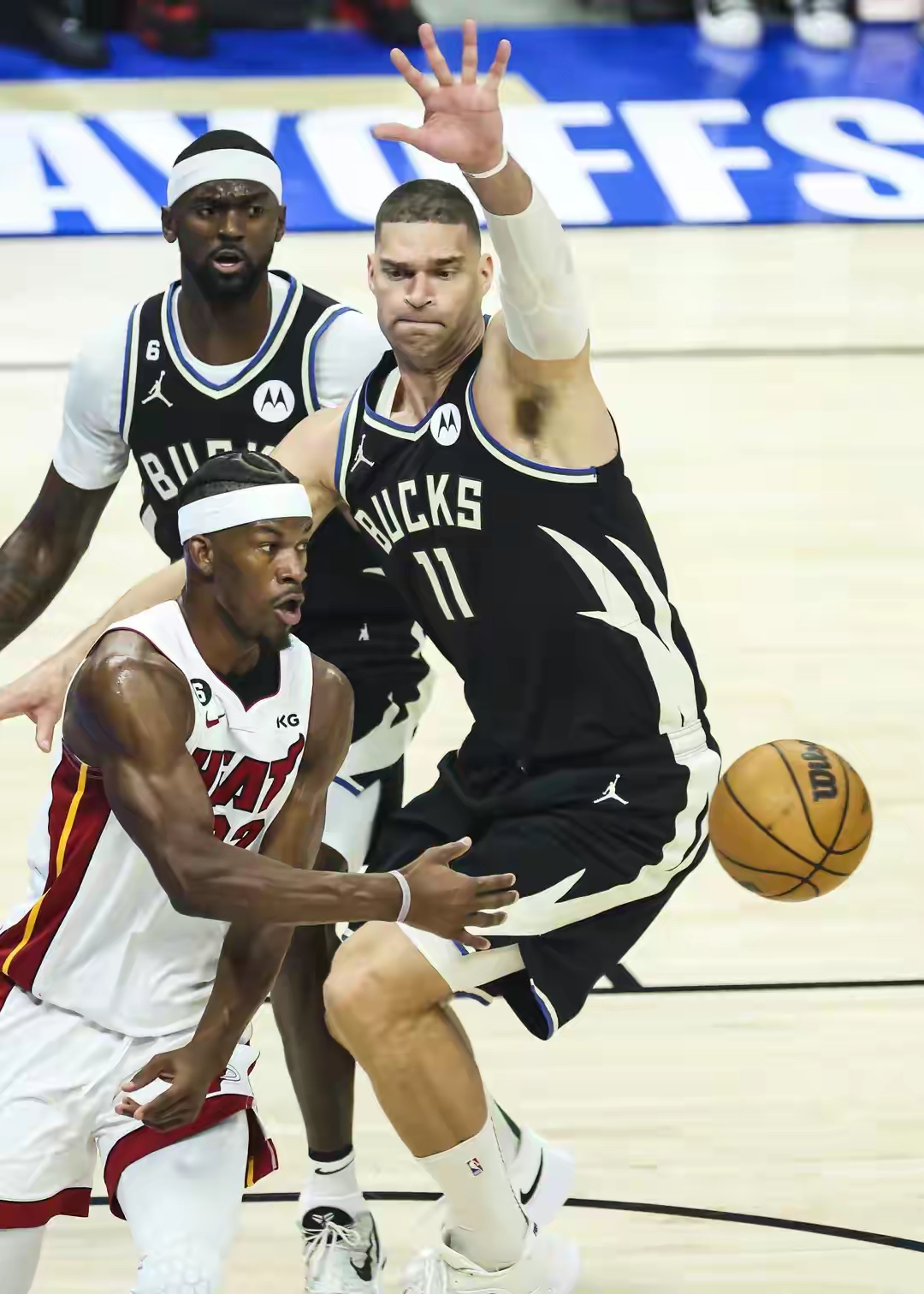 包含Ming连续十五场比赛得分超过突破纪录，雄鹿挑战极限！的词条